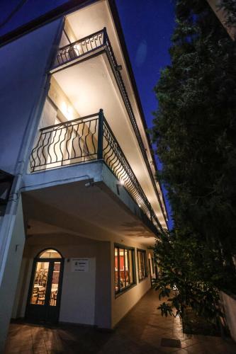 Spanos Apartments Anna's Lodge 2