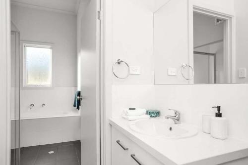 Dunescape 4br With Nbn And Sea Views