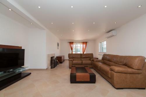 Villa Moradia De 3 Quartos Com A/c E Estacionamento