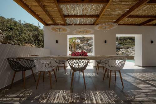 Mikri Sorriso Luxurious Villa On The Beach