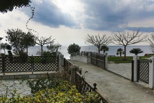 Iloi?s Villa In Peaceful Village W. Private Beach