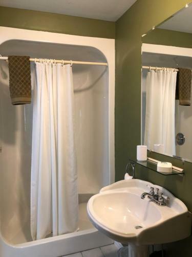 Mahogany Manor Bed & Breakfast