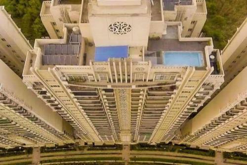 Pool View Beautiful Apartment In Delhi, Noida
