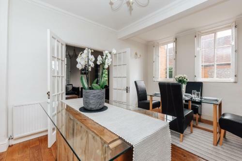 Regatta Cottage - Centrally Located, Free Parking