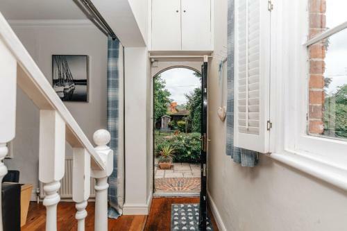 Regatta Cottage - Centrally Located, Free Parking