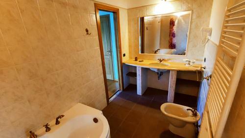 Hostal A 2 Passi Dal Lago - Guest House E B&B