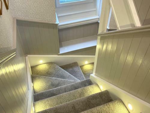 Pass The Keys Beautifully Presented 3br Luxury Apartment