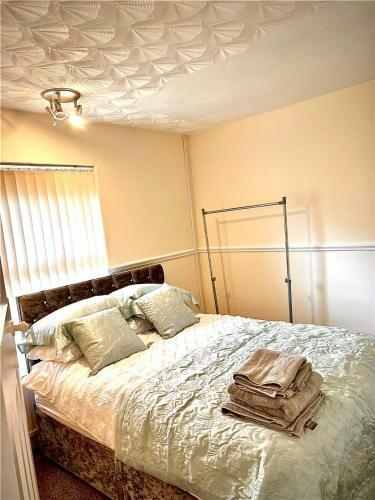 Pollard Crescent - Very Spacious 3 Bed