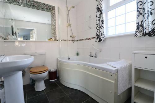 Harbourside Apartment- Estuary Views
