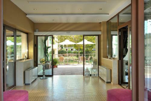 Aparthotel Polyastron Villas & Suites