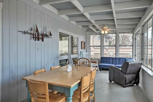 Stylish Escape With Elevated Deck - Walk To Beach!