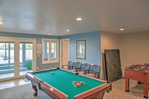 Waterfront Black Hawk Home Game Room And Boat Dock!