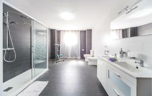Four-bedroom Holiday Home In Lliria