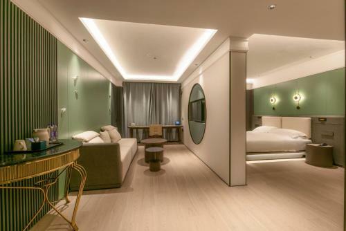 Eason Holiday Hotel