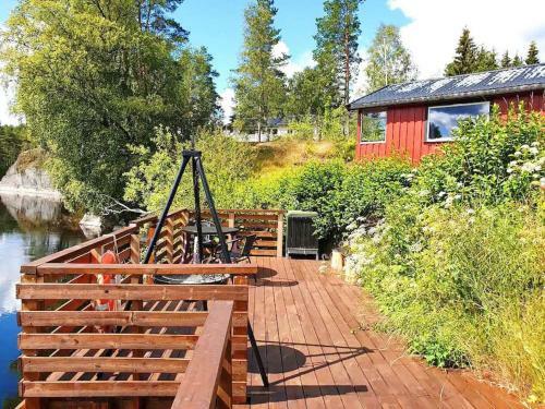 Hytte P� Evje Med Utmerket Beliggenhet Ved Elven.