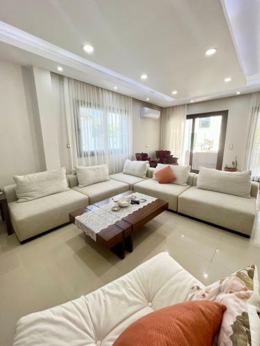 �e?me Luxurious Villa With Pool Directly By The Sea