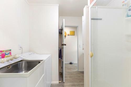 Raglan Beach Retreat - Raglan Holiday Home