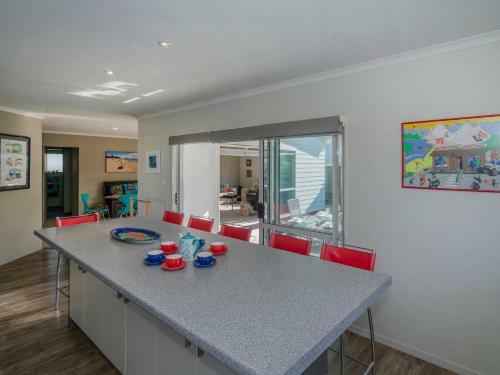 Dolphin Bach - Whiritoa Beach Holiday Home