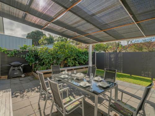 Dolphin Bach - Whiritoa Beach Holiday Home