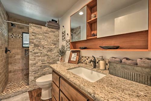 Pet-friendly Pine Cabin With Deck And Game Room!