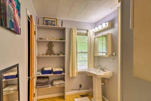 Family-friendly Home With Private Yard And Grill