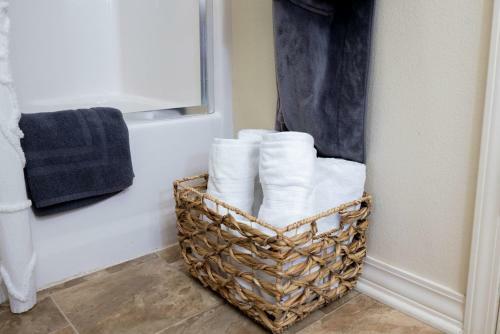 Chic & Comfy Home Near Dickson St