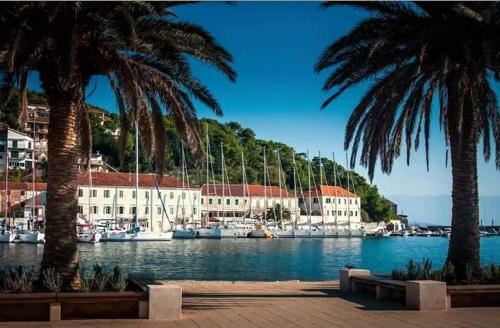 Apartamento Two Bedroom Ap., Huge Terrace & Sandy Beach!