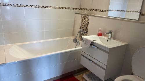 Maison/ /7 Salles De Bain/8 Chambres