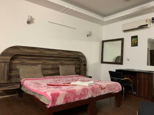 Hotel The Royal Residency, Sector 28
