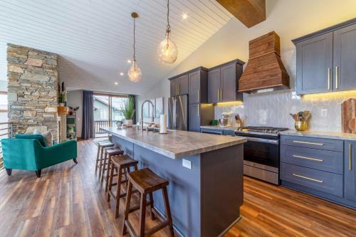 #558 Rustic Luxe Fully Renovated 3br, 3ba, 1-car Garage