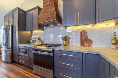 #558 Rustic Luxe Fully Renovated 3br, 3ba, 1-car Garage