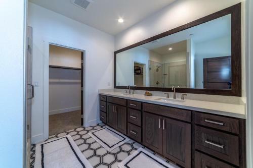 #495- Stunning Creekhouse