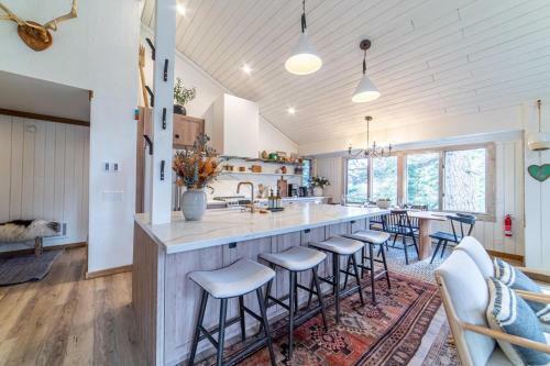 #490 - Modern, Rustic Mammoth Condo, Mountain Views & Spa