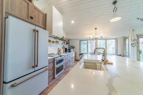#490 - Modern, Rustic Mammoth Condo, Mountain Views & Spa