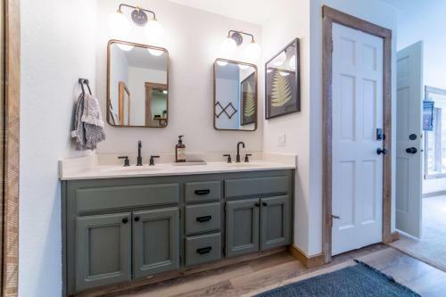 #490 - Modern, Rustic Mammoth Condo, Mountain Views & Spa