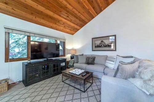#482 - Walk To Ski, Private Pool Condo