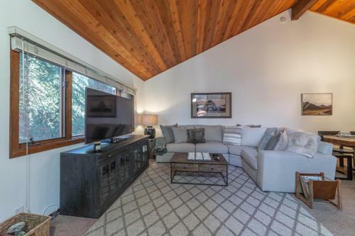 #482 - Walk To Ski, Private Pool Condo