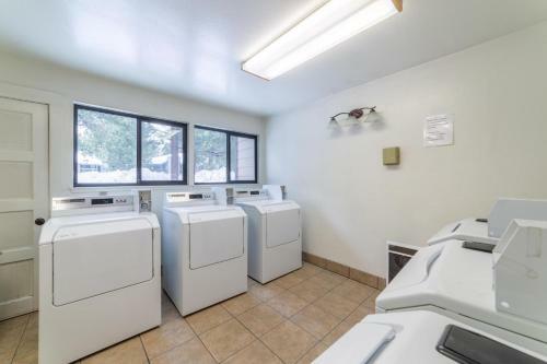 #538 Mid-town 1br, Pool, Spa, Close To Shops