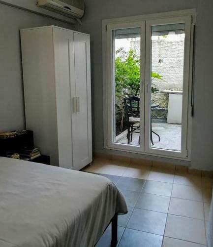 Hostal Roppas Studios Nostos