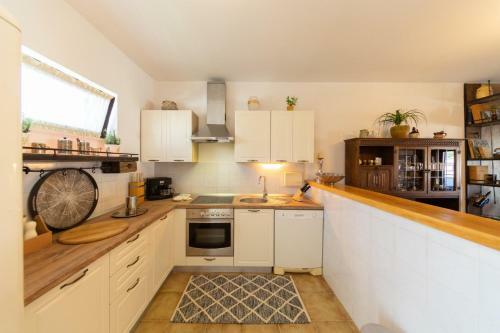 Charming 3-bed Apartment In Stari Grad W Terrace