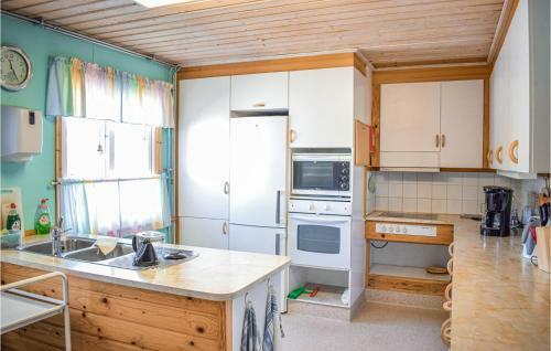 Awesome Apartment In Lenhovda With 3 Bedrooms