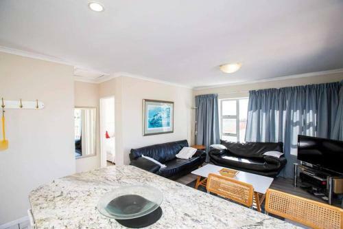 Secure One Bedroom Apartment 500m From The Beach