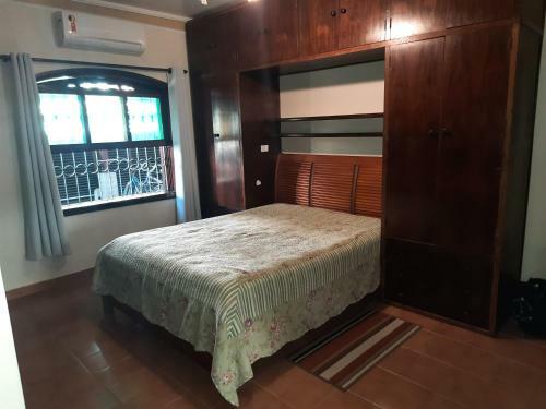 Casa Com Piscina Hidromassagem E Churrasqueira