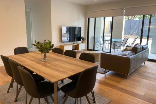 Luxury 4 Bedroom Apartment With Parking Near Chadstone