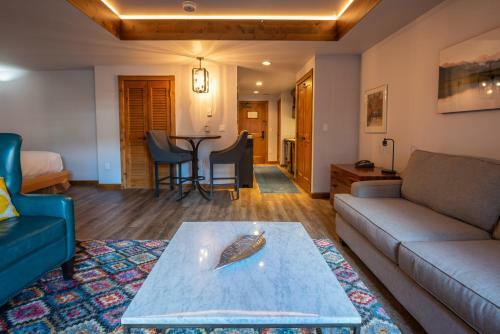 Apartamento Studio Efficiency Unit With Balcony Over Mountaineer Square Condo