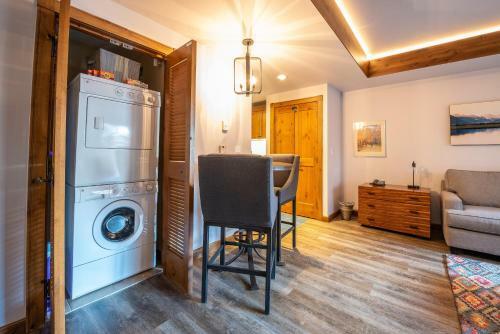 Apartamento Studio Efficiency Unit With Balcony Over Mountaineer Square Condo