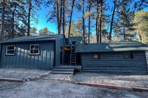 Villa Obsidian Lodge: Cottage On 6 Wooded Acres!