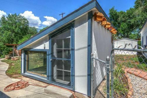 Pluto By City Nights! 2 Bed 1 Bath With Yard 420/pet Friendly!