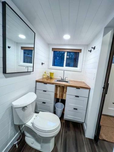 Villa Hottub* Secluded Bus! Tiny Home On 6 Acres!