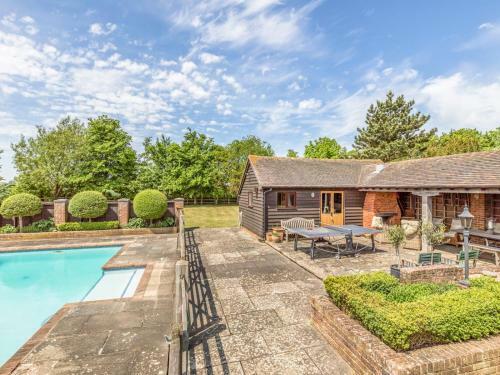 Pass The Keys Large Converted Barn With Pool, Gym And Gardens